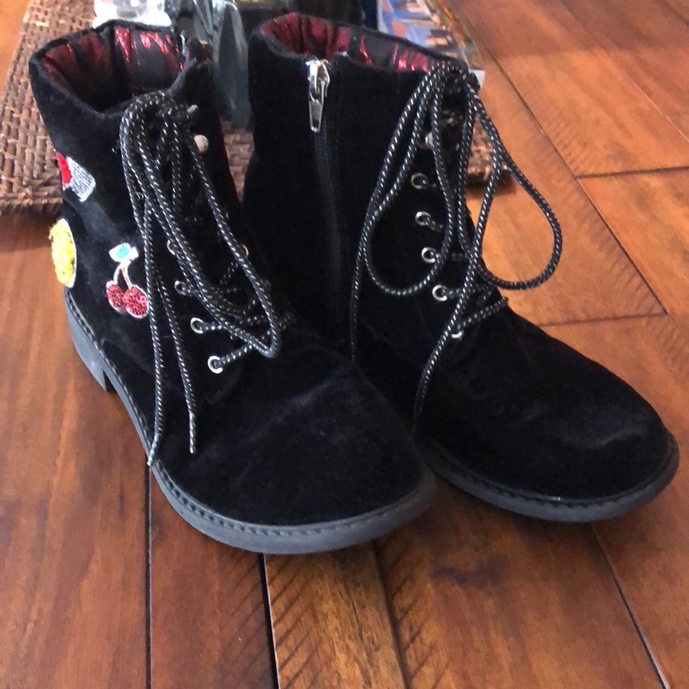 Cupcake kids boots size 4 . Gently used